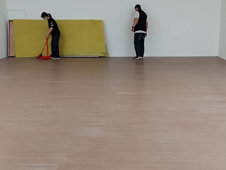 美術館協助油漆地板保護裝潢後粗清