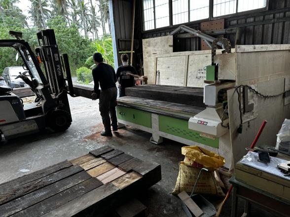 協助機台上下料、物件鑽孔..等客製化工廠內工作