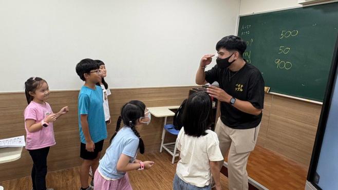 安親老師 - 東區（每週一三四五 12-19:30/ 每週二13:00-20）