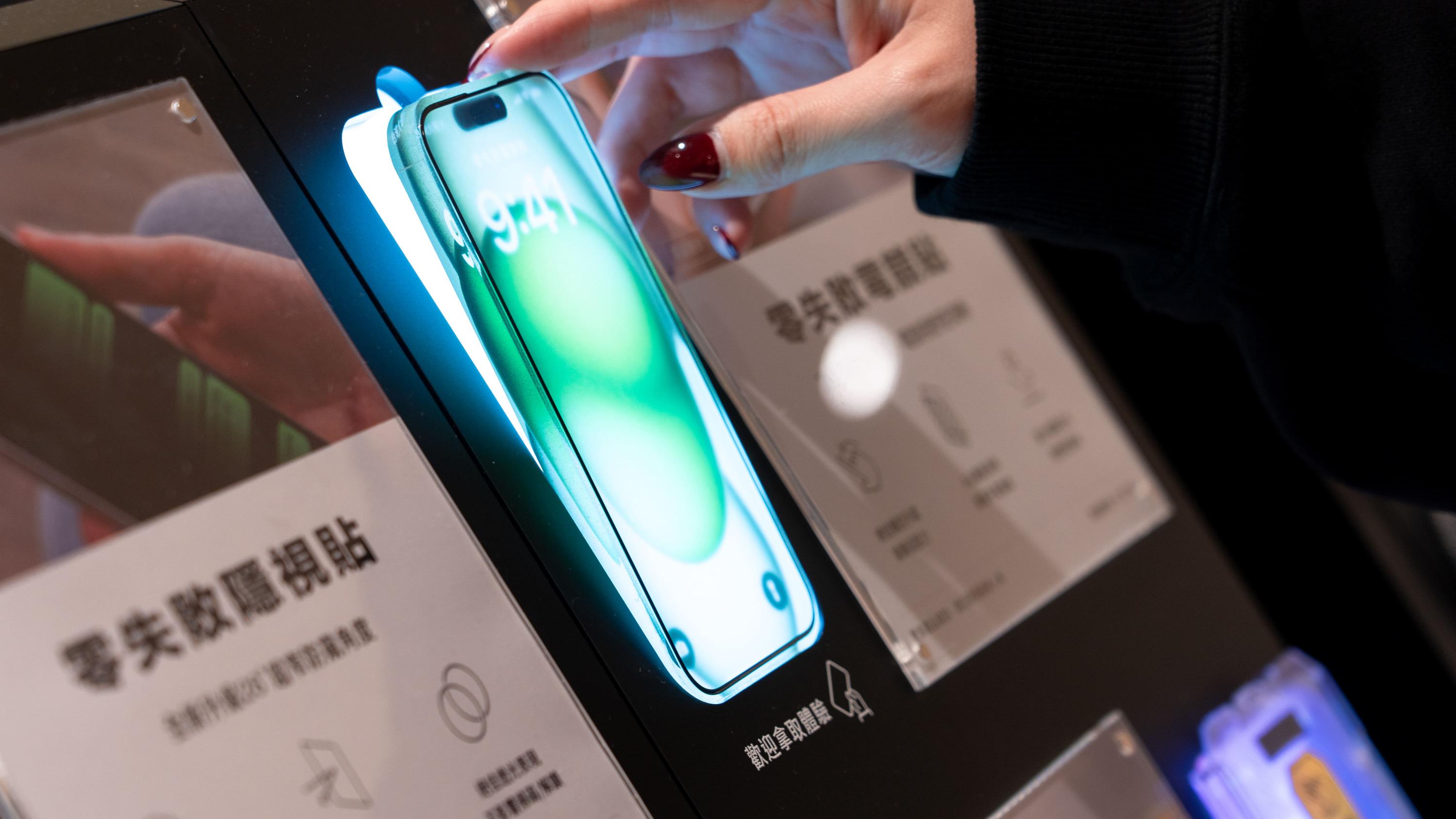 ZIFRIEND零失敗保護貼｜大江購物中心｜專櫃兼職人員／長期工讀