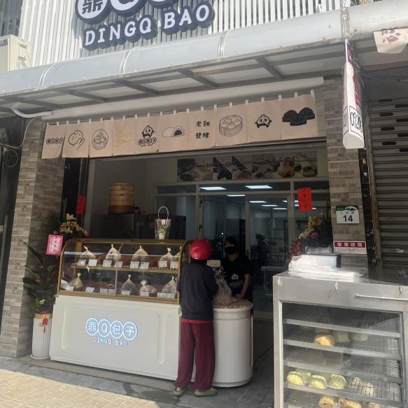 鳳山店櫃檯人員