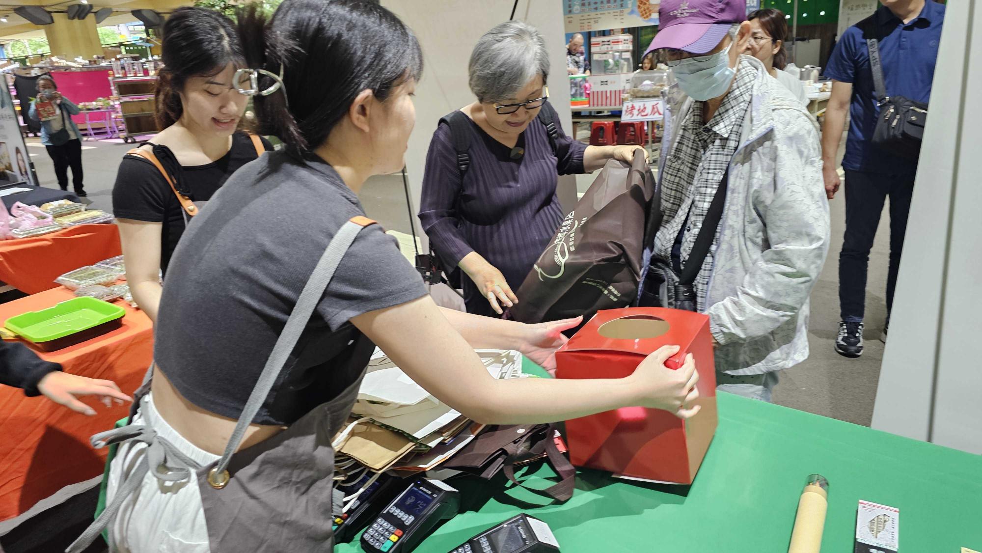 建國假日花市減塑活動 臨時工讀生