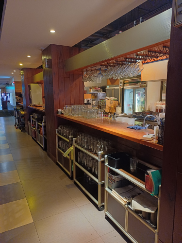 中班18:00-2300
大夜23:00-4：00