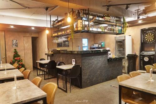 餐酒館外場服務生