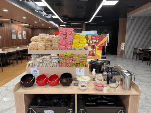 享聚火鍋(東區崇德路) 大夜店員