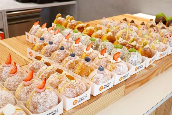 TRUFFLE DONUT門市甜甜圈製作人員