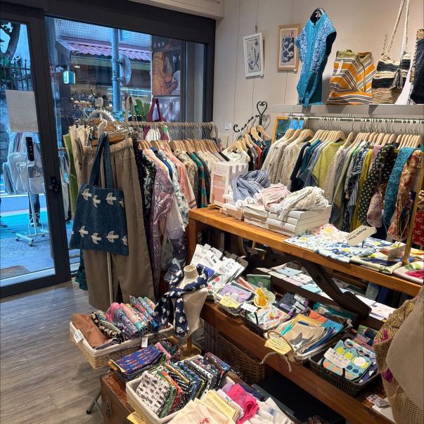天然手工服飾雜貨店面銷售人員