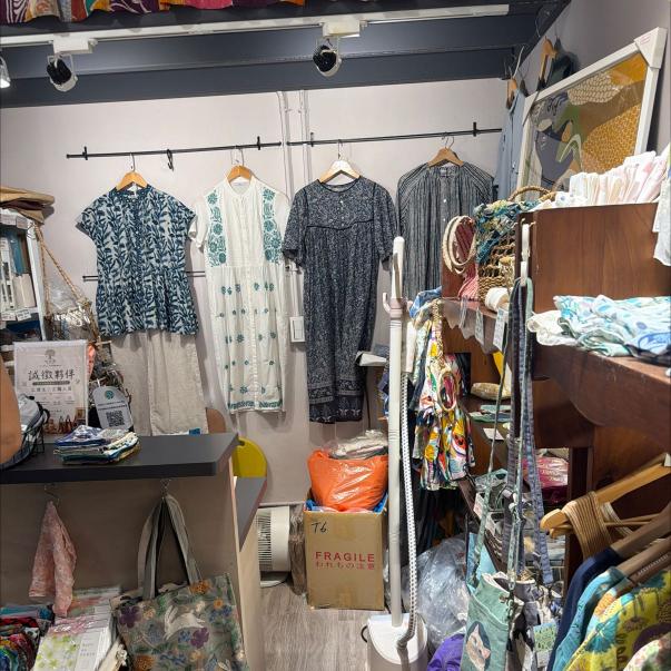 天然手工服飾雜貨店面銷售人員