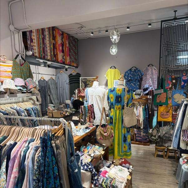 天然手工服飾雜貨店面銷售人員