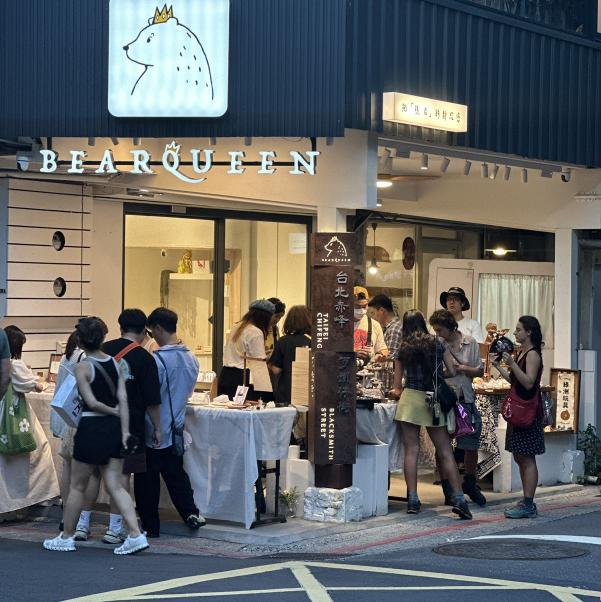 熊后 伴手禮店 門市人員