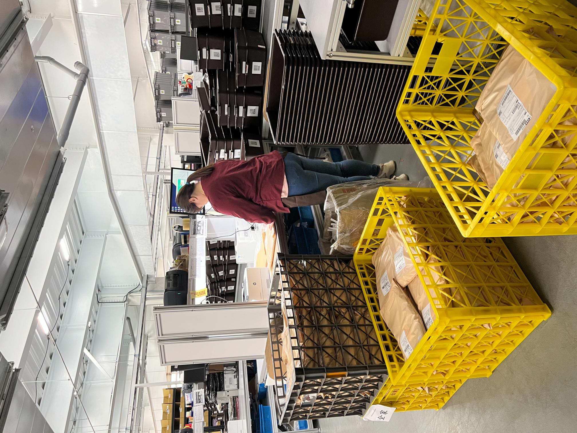 每週日10-17 l 服飾包裝兼職人員 l 連續假期和週六看工作量排班